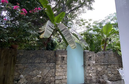 Southwest Coconut Grove Cottage | Beautiful South Grove Cottage in Peaceful Setting