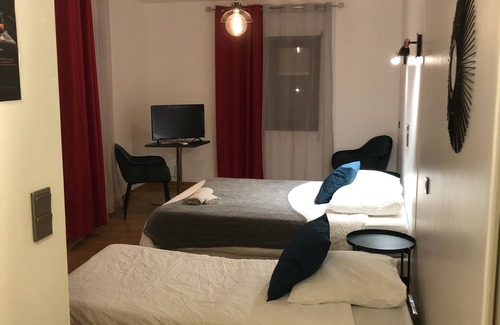 Pont-Saint-Esprit Bed & Breakfast | Beautiful spacious room and bar restaurant