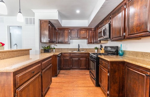 Valley Village House | Beautiful & Spacious Town House, Screened Porch, Monthly Discounts, Pets!