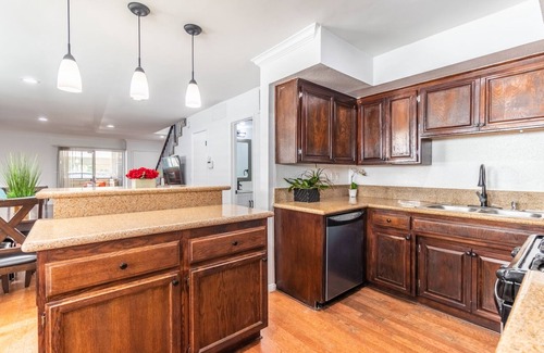 Valley Village House | Beautiful & Spacious Town House, Screened Porch, Monthly Discounts, Pets!