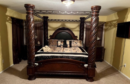 North Las Vegas House | Beautiful spacious house with a king size suite up to 8 people.