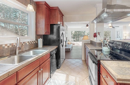 Rancho Bijou House | Beautiful spacious home on golf course & a few blocks from lake - dog-friendly