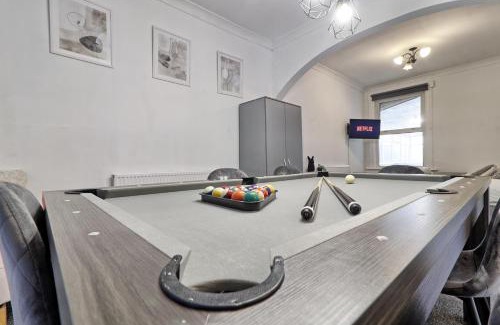 Southend-on-Sea House | Beautiful Spacious four bedroom house with parking for 2 cars, 5 minute walk to southend station