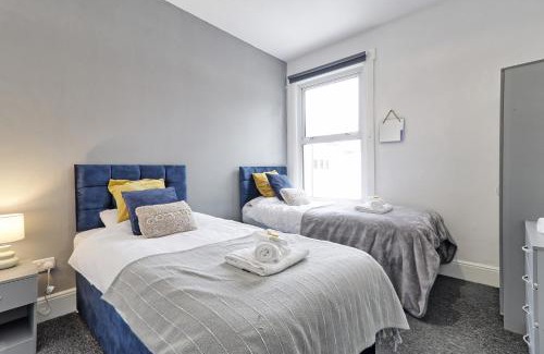 Southend-on-Sea House | Beautiful Spacious four bedroom house with parking for 2 cars, 5 minute walk to southend station