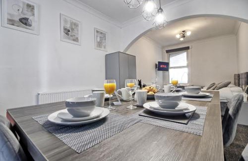Southend-on-Sea House | Beautiful Spacious four bedroom house with parking for 2 cars, 5 minute walk to southend station