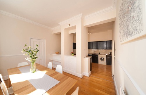 Northcote House | Beautiful Spacious 3 bedroom House in Battersea