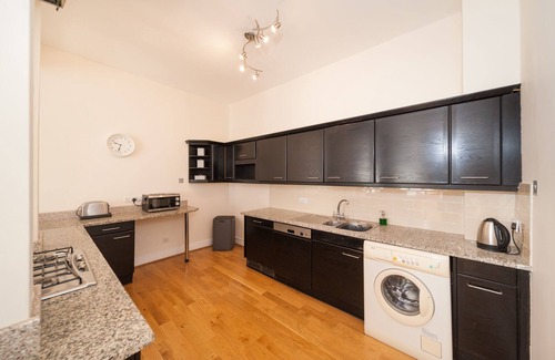 Northcote House | Beautiful Spacious 3 bedroom House in Battersea