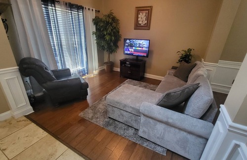 McDonough House | Beautiful & Spacious- 3 Levels -Sleeps 18-20 people- 30 minutes from ATL Airport