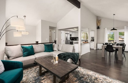 Central Houghton House | Beautiful & Spacious 4 Bed w/AC, 2 living rooms