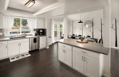 Central Houghton House | Beautiful & Spacious 4 Bed w/AC, 2 living rooms