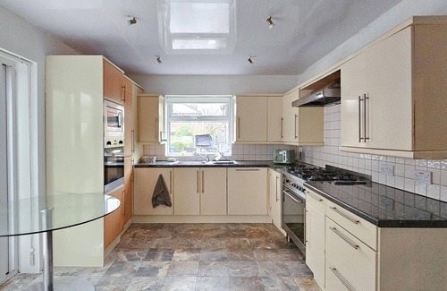 Burnage House | Beautiful Spacious 5bd House With Free Parking