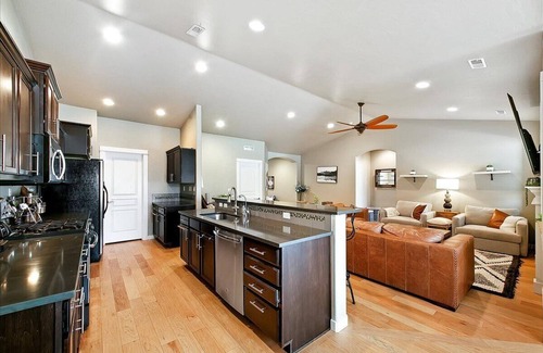 Southwest Ada County Alliance House | 🏡 Beautiful Spacious Boise Home: ✌️TWO Masters w/Full Baths ➕ walk-in closets