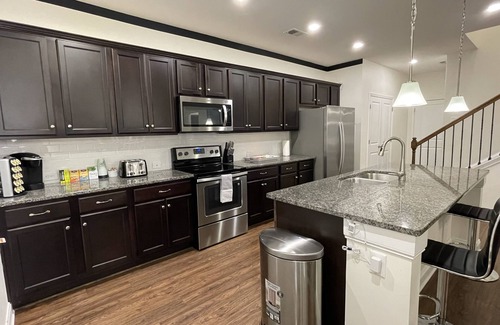 Lilburn House | Beautiful spacious Home W/Complimentary Bar&Snacks