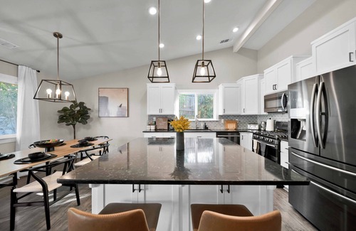 Redding House | BEAUTIFUL & SPACIOUS | HUGE BACKYARD | POOL | HAMMOCK | EV CHARGER | INDOOR FIRE