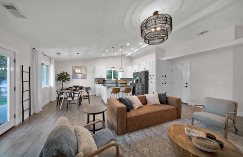 Redding House | BEAUTIFUL & SPACIOUS | HUGE BACKYARD | POOL | HAMMOCK | EV CHARGER | INDOOR FIRE