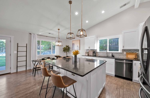 Redding House | BEAUTIFUL & SPACIOUS | HUGE BACKYARD | POOL | HAMMOCK | EV CHARGER | INDOOR FIRE