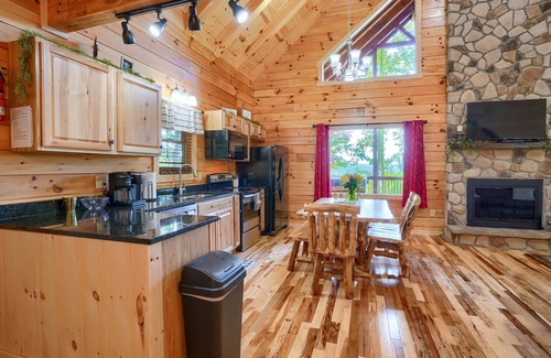 Carbon Hill Cabin | Beautiful ,spacious log cabin. Close to all the attractions in the Hocking Hills
