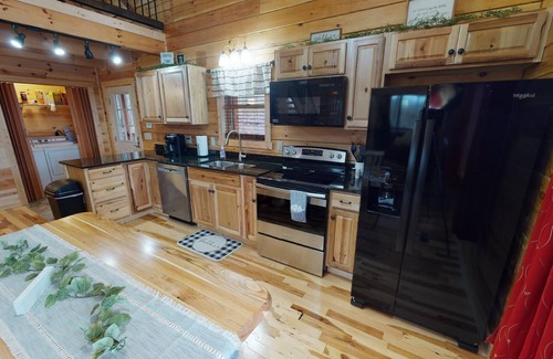 Carbon Hill Cabin | Beautiful ,spacious log cabin. Close to all the attractions in the Hocking Hills