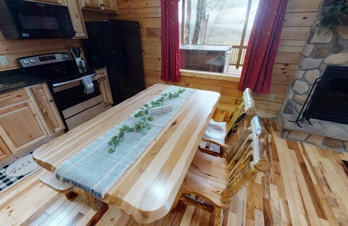 Carbon Hill Cabin | Beautiful ,spacious log cabin. Close to all the attractions in the Hocking Hills