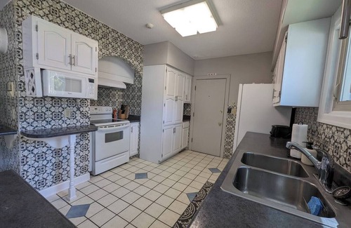 Des Moines Apartment | Beautiful & Spacious 2nd Floor Apartment