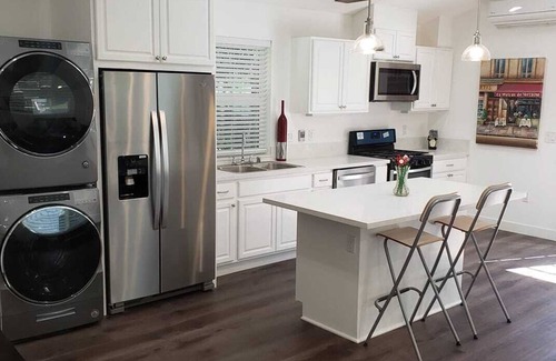 Studio City House | BEAUTIFUL SPACIOUS HOUSE W/HIGH CEILINGS, PATIOS & POOL