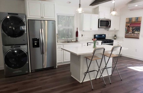 Studio City House | BEAUTIFUL SPACIOUS HOUSE W/HIGH CEILINGS, PATIOS & POOL
