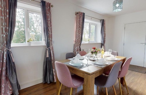 Peterborough Apartment | Beautiful & Spacious with 2 Free Parking Spaces - SRK Accommodation