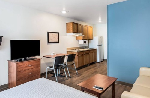 Azalea Park Apartment | Beautiful Studio apartment (420692) by Houzlet