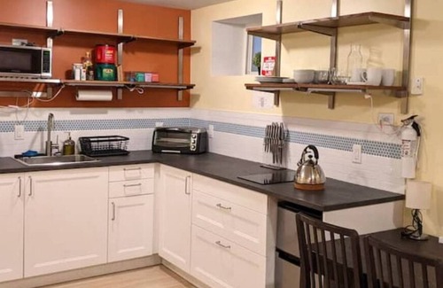 Ditmas Park Apartment | Beautiful Studio Steps from Q Train ORANGE