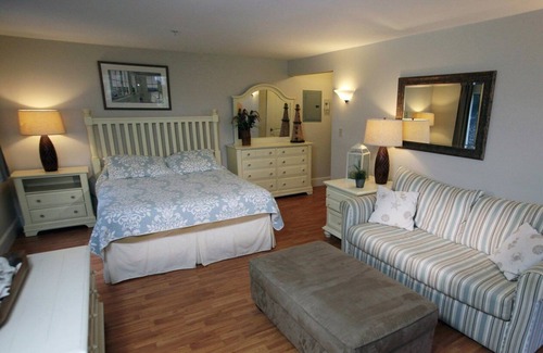 Edgecomb House | Beautiful studio unit at resort, sleeps 6