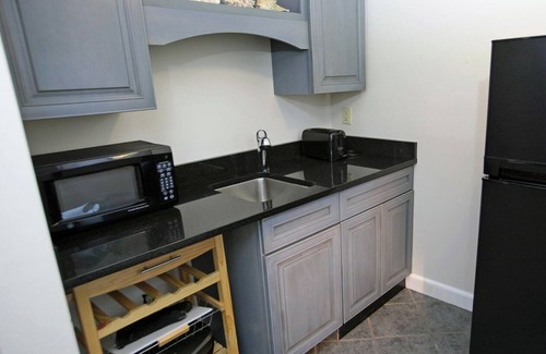 Edgecomb House | Beautiful studio unit at resort, sleeps 6