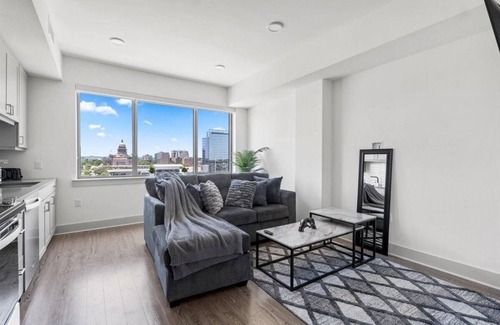 Central East Austin Apartment | Beautiful studio with rooftop patio with 2 swimming pools, basketball court