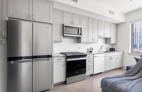 Central East Austin Apartment | Beautiful studio with rooftop patio with 2 swimming pools, basketball court