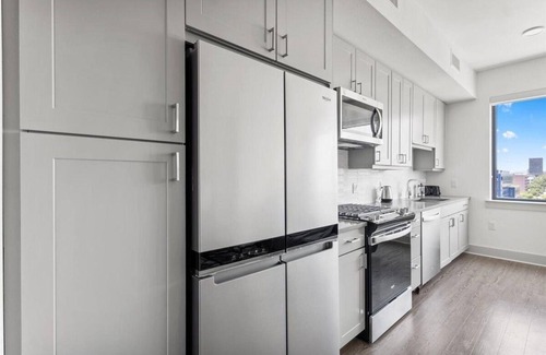 Central East Austin Apartment | Beautiful studio with rooftop patio with 2 swimming pools, basketball court