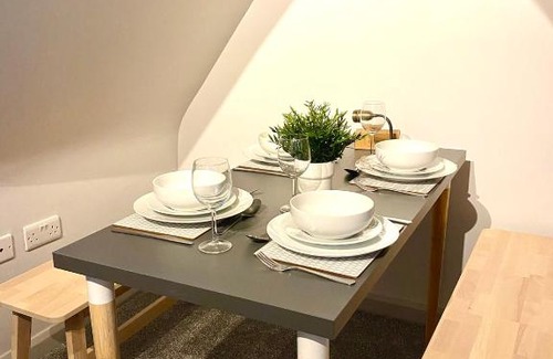 Westbourne Apartment | Beautiful Stylish 2 Bedroom Apartment! - 5 Minute Walk to the Best Beach! - Great Location - Parking - Fast WiFi - Smart TV - Newly decorated - sleeps up to 6! Close to Bournemouth & Poole Town Centre & Sandbanks