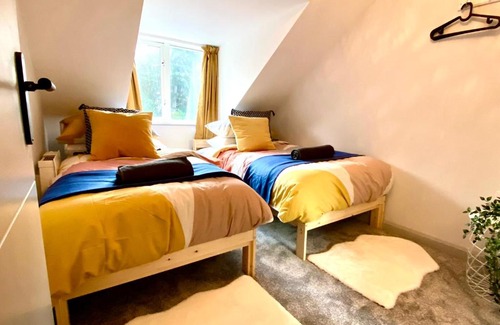 Westbourne Apartment | Beautiful Stylish 2 Bedroom Apartment! - 5 Minute Walk to the Best Beach! - Great Location - Parking - Fast WiFi - Smart TV - Newly decorated - sleeps up to 6! Close to Bournemouth & Poole Town Centre & Sandbanks