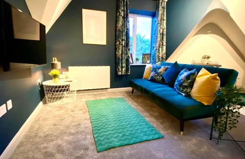 Westbourne Apartment | Beautiful Stylish 2 Bedroom Apartment! - 5 Minute Walk to the Best Beach! - Great Location - Parking - Fast WiFi - Smart TV - Newly decorated - sleeps up to 6! Close to Bournemouth & Poole Town Centre & Sandbanks