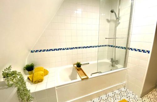 Westbourne Apartment | Beautiful Stylish 2 Bedroom Apartment! - 5 Minute Walk to the Best Beach! - Great Location - Parking - Fast WiFi - Smart TV - Newly decorated - sleeps up to 6! Close to Bournemouth & Poole Town Centre & Sandbanks