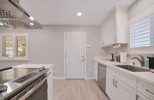 Edenvale House | Beautiful, Stylish 3 Bedroom Home in San Jose!