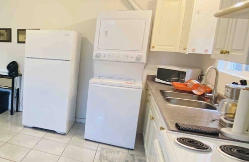 Renfrew-Collingwood House | Beautiful suite with separate entrance close to Downtown and Metrotown