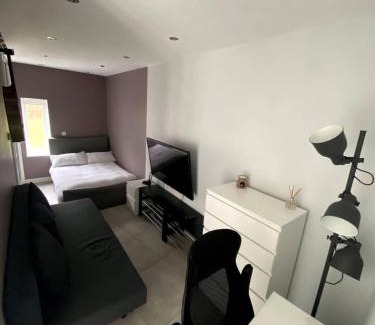 Eltham South House | Beautiful Summer House London V173