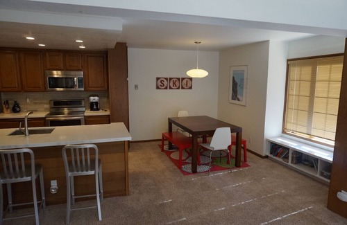 Mammoth Lakes Condo | Beautiful Sun-Filled Condo just Steps from Mammoth Mountain's Canyon Lodge!
