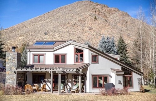 Sun Valley House | Beautiful Sun Valley home, 5 minutes to the everything-skiing, hiking, downtown!