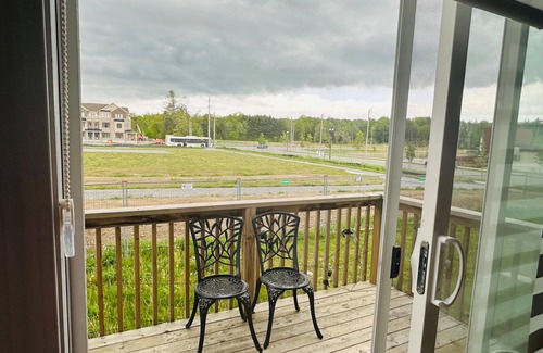 Thorold House | Beautiful Sunfilled spacious Modern Home