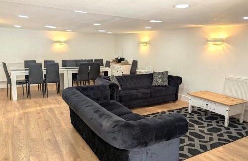 Chichester House | Beautiful Thatched Cottage with Outdoor Pool, Secure Garden, Dog & Family Friendly! Chichester Holiday Properties