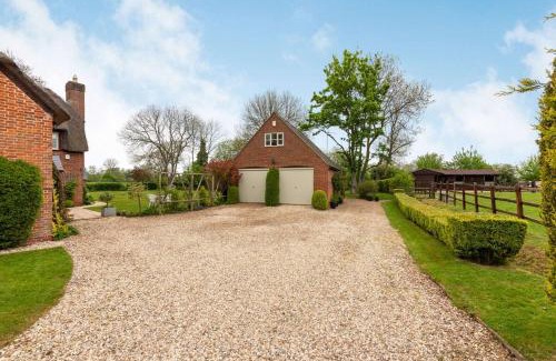Swindon House | Beautiful thatched country 4 Bedroom Cottage