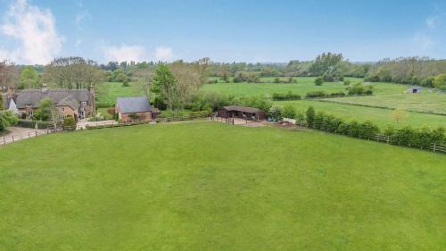 Swindon House | Beautiful thatched country 4 Bedroom Cottage