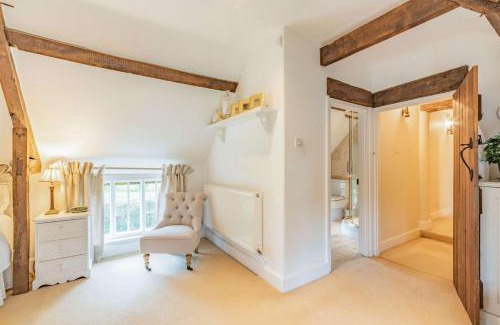 Swindon House | Beautiful thatched country 4 Bedroom Cottage