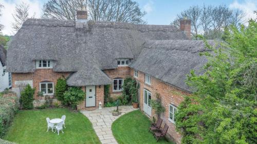 Swindon House | Beautiful thatched country 4 Bedroom Cottage