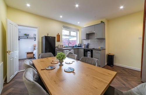 Reddish House | Beautiful Three Bedroom House - Manchester Escape